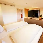 Zollersteighof 3*