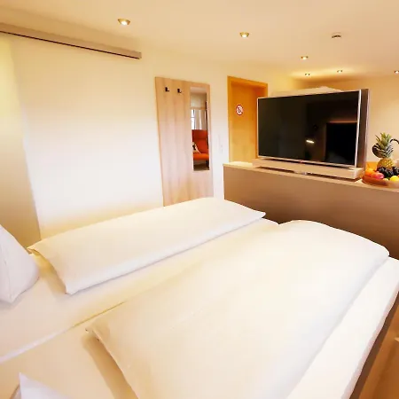 Zollersteighof 3*